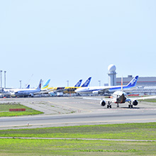 滑走路に並ぶ飛行機