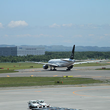 雄大な山々と飛行機（スターアライアンス機）