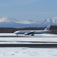 樽前山と飛行機（日本航空機）