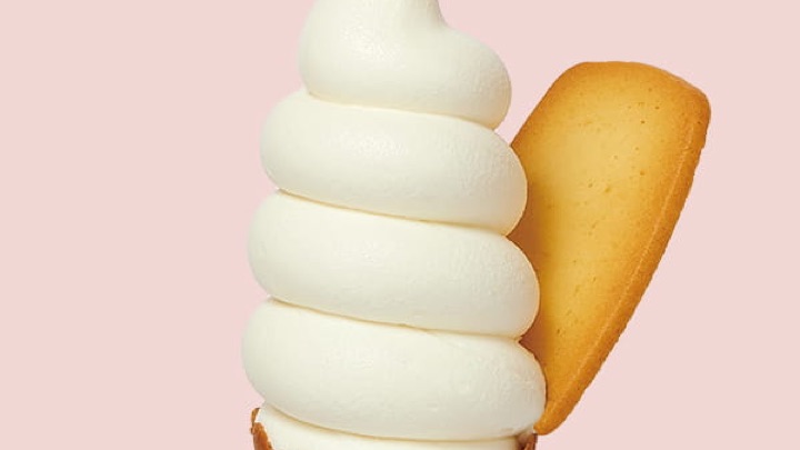 クッキーを添えた、白いソフトクリーム