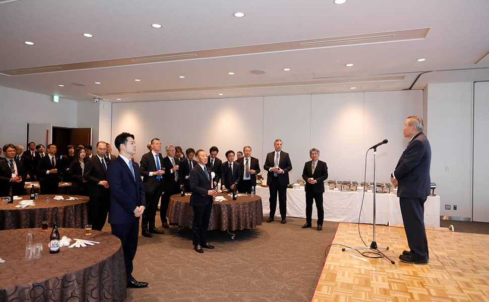 壇上で誰かがスピーチをしている様子