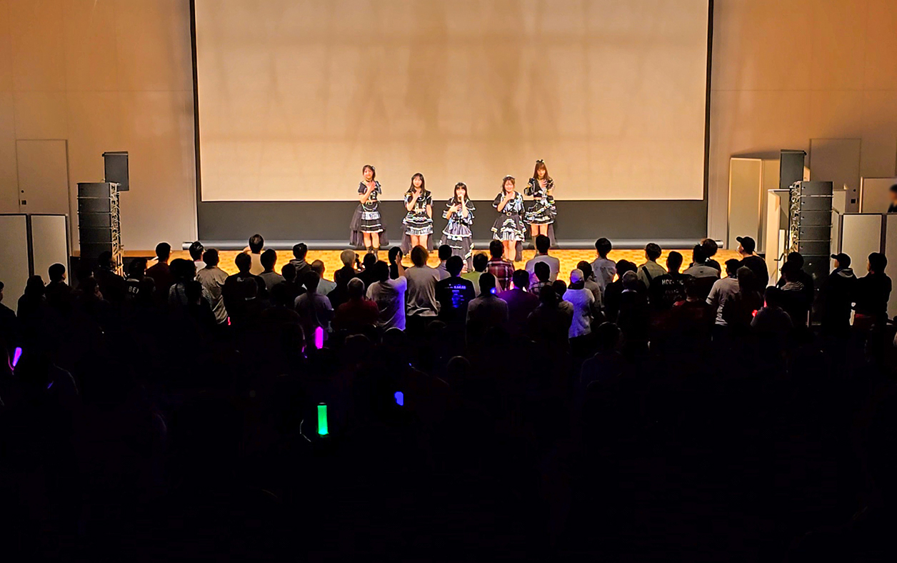 メインホールで行われている、アイドルグループ『タイトル未定』によるライブ
