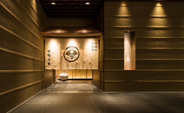 滑走路に面するエアターミナルホテルの客室の様子