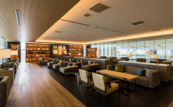 湯けむりが立つ新千歳空港温泉の露天風呂の様子