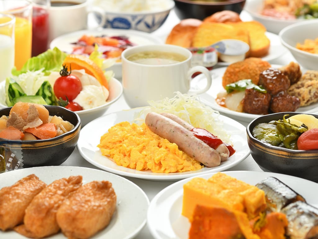 オムレツや肉料理、いなり寿司、サラダなどが並ぶ