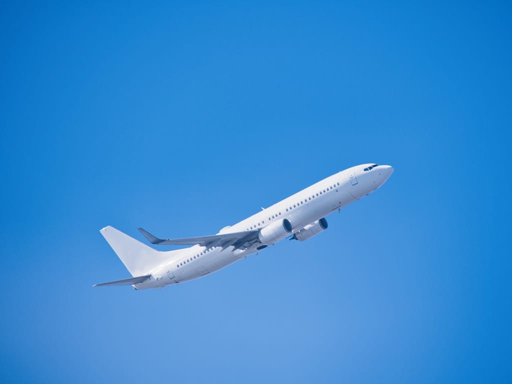 青空の中を飛行する旅客機