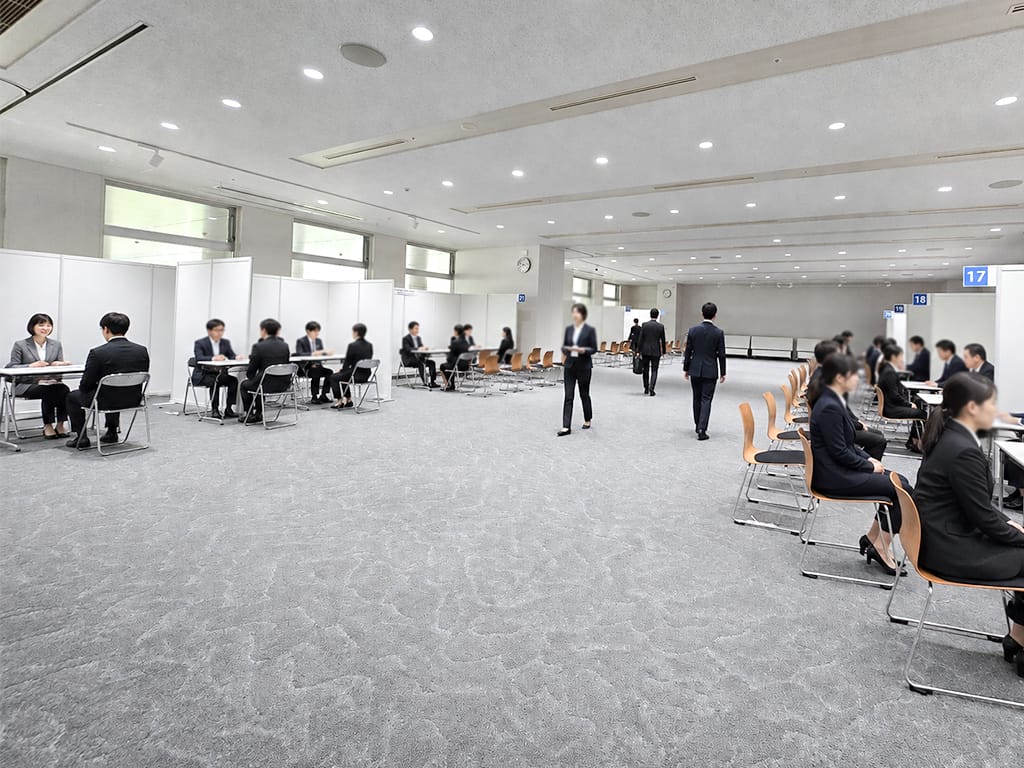複数の面接ブースに分かれて採用面接を行う企業担当者と求職者