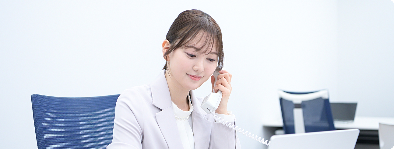 タレントの兒玉遥さんが電話を受ける様子