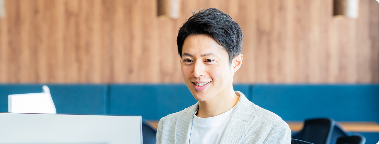 モニターを見ながら微笑む男性