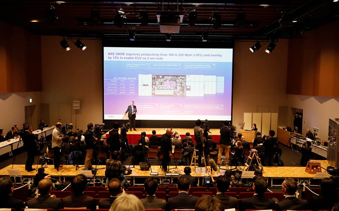 大きなスクリーンの前で登壇者がプレゼンしている様子