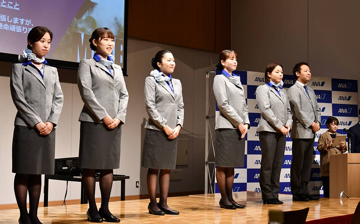 ステージ上に制服姿の参加者が整列している様子