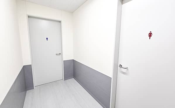 男性用・女性用に分かれたトイレのドア