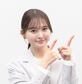 タレントの兒玉遥さんが両手で斜め右上を指差している様子