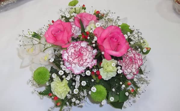 ピンクを基調としたテーブル装花