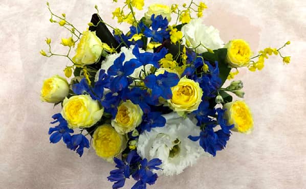黄色と紺色を基調としたテーブル装花