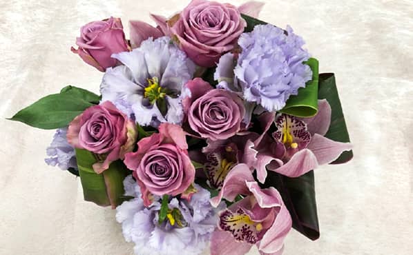 紫を基調としたテーブル装花