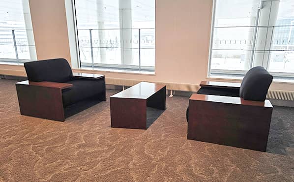 窓側に置かれ、中央にテーブルを挟んで向かい合うソファー