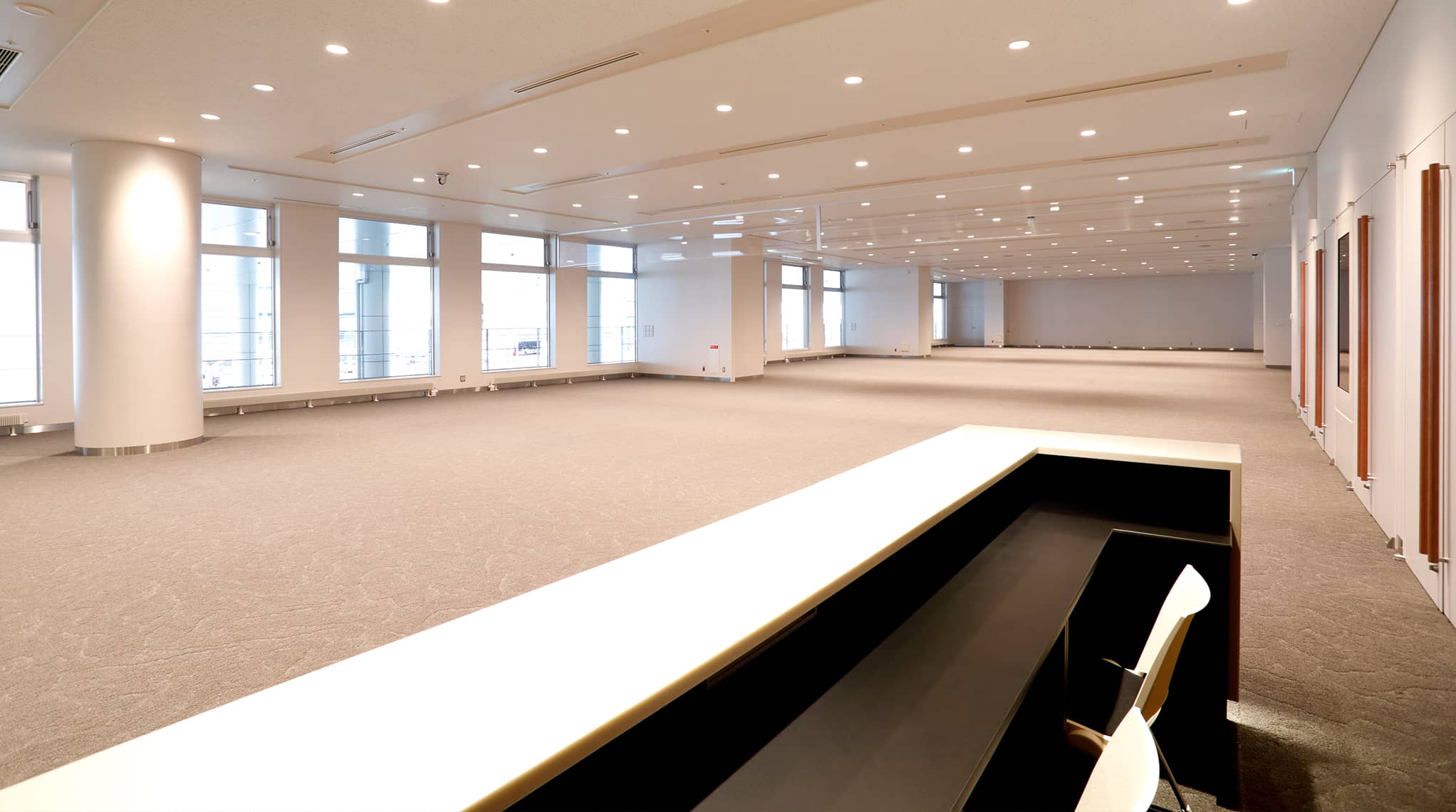 ホールに設置された白い受付カウンター