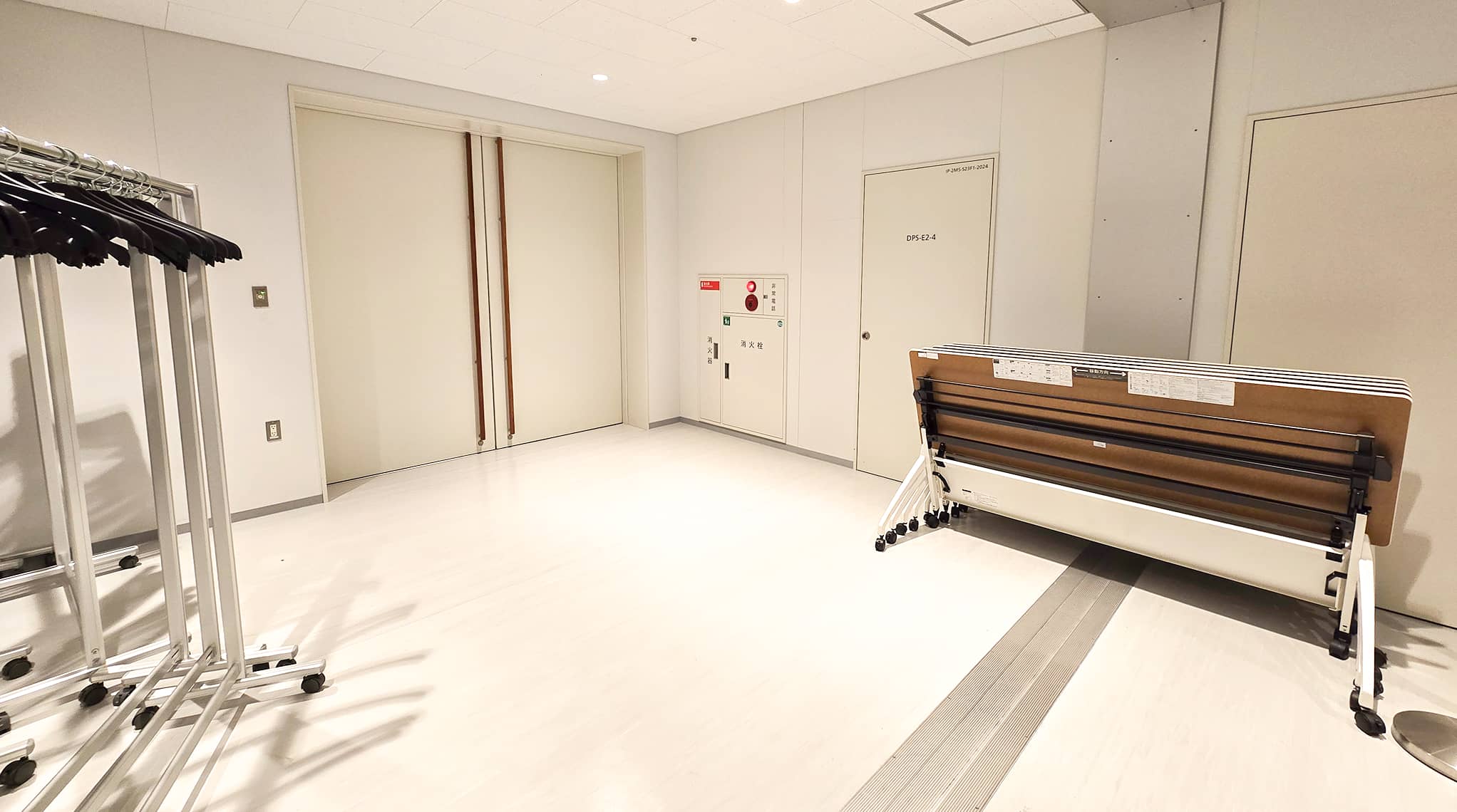 受付カウンター裏に設置された荷物保管スペースの様子