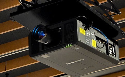 壇上の中央に演台が置かれている