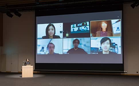 メインスクリーンを使用したオンライン会議の様子