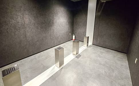 喫煙室にスタンド灰皿が4台並んでいる様子