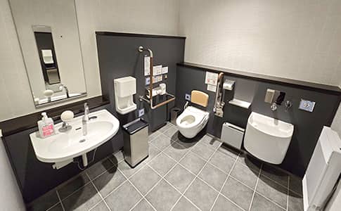 手すりと点字案内板を備えた多機能トイレ