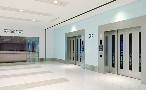 エントランス付近に設置された大型エレベーター