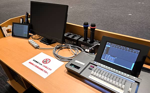 テーブル上に音響機器とマイクが設置されている様子