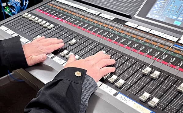 オペレーターが音響機器を操作している様子
