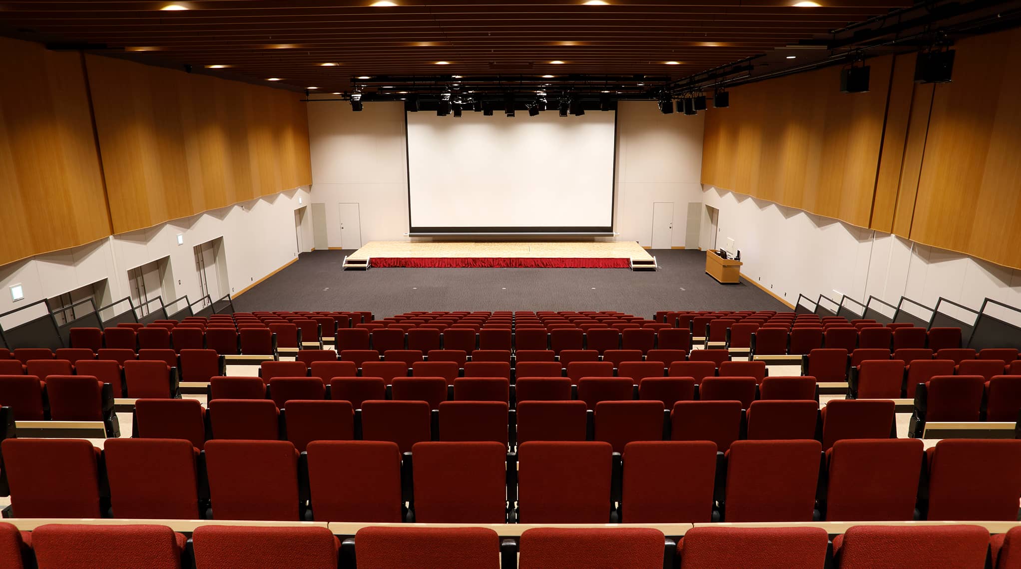 メインホール全面。移動観覧席から見た常設スクリーン