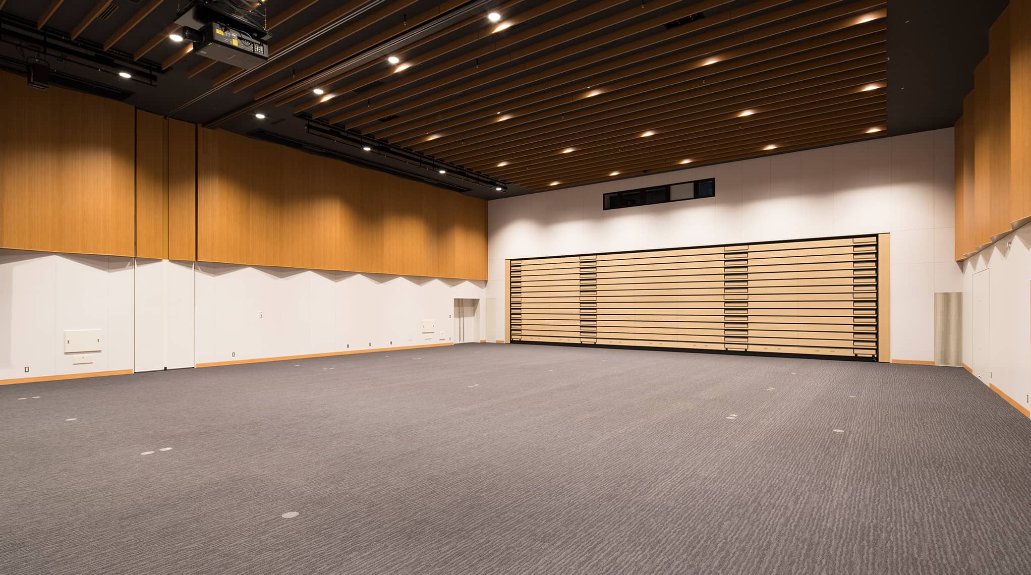 移動観覧席が収納された状態