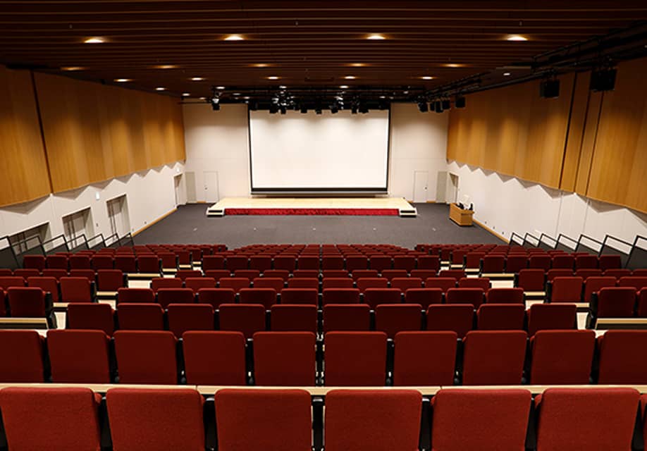 メインホール全面。移動観覧席から見た常設スクリーン