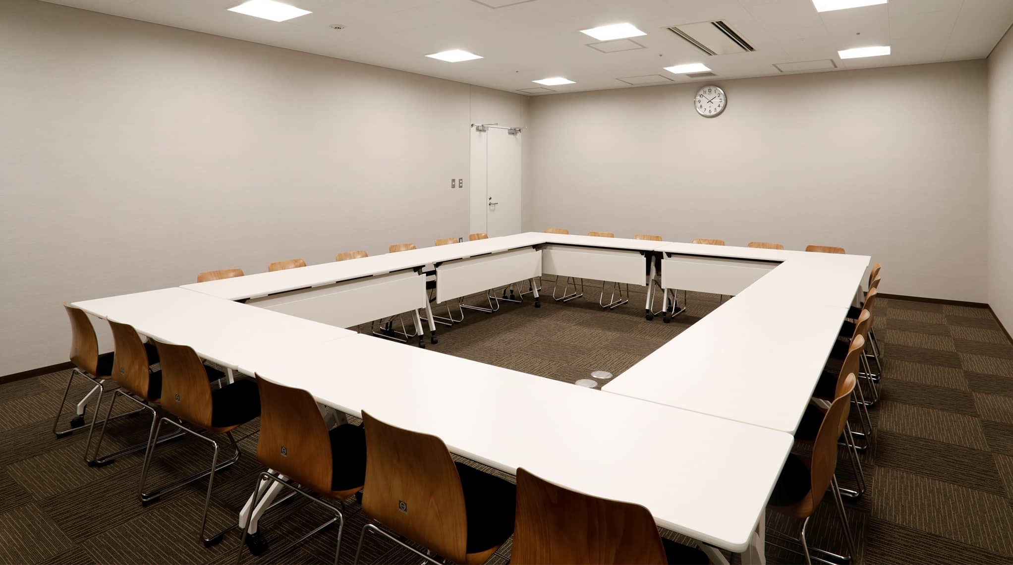 コの字形式レイアウトの奥側からドアと時計が全体的に見える様子