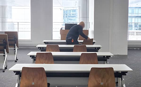 セミナールームの座席設営の様子