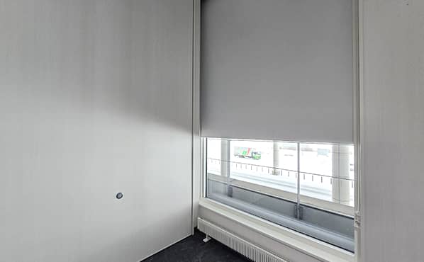 半分閉じられたロールカーテン