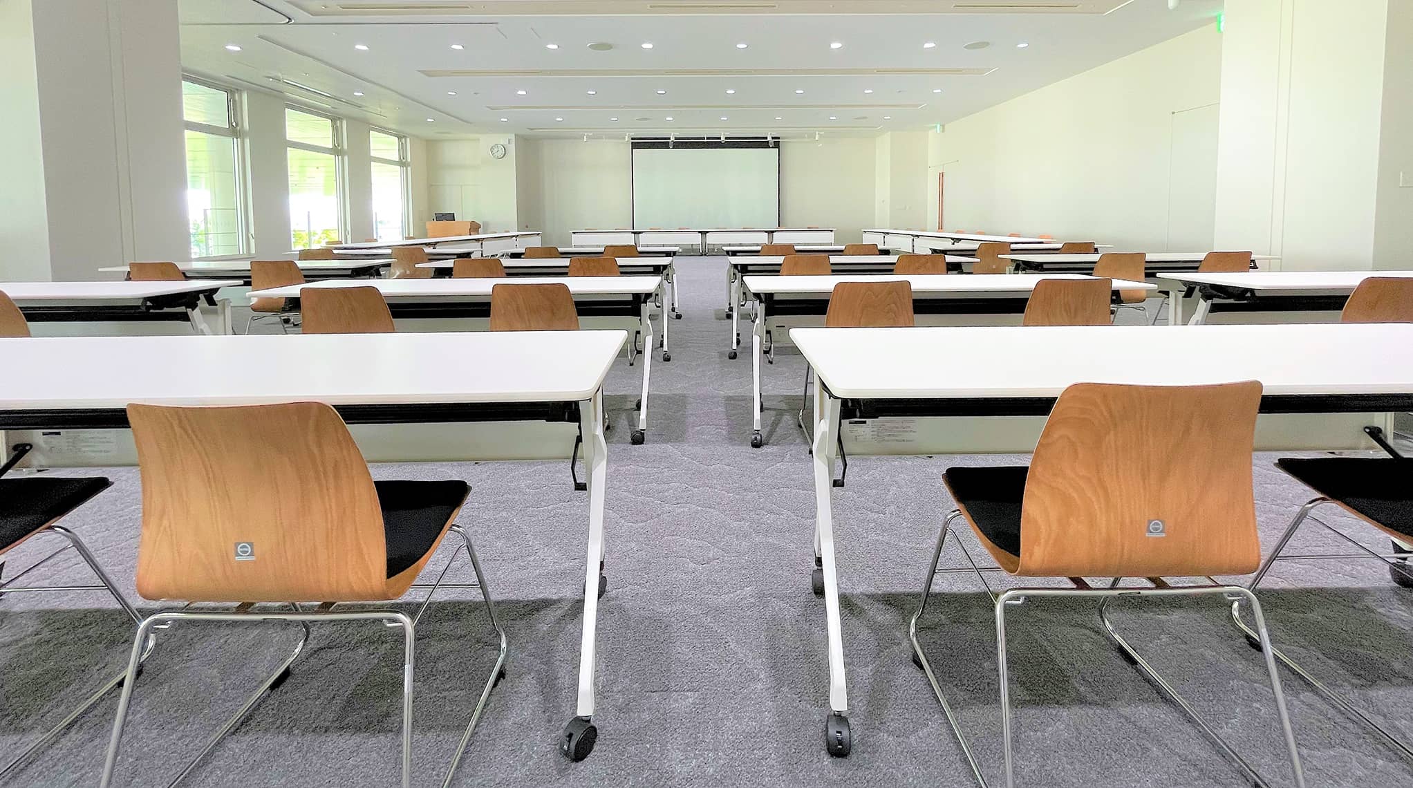 全面使用時のスクール形式レイアウトで、後方席からスクリーンを見た様子