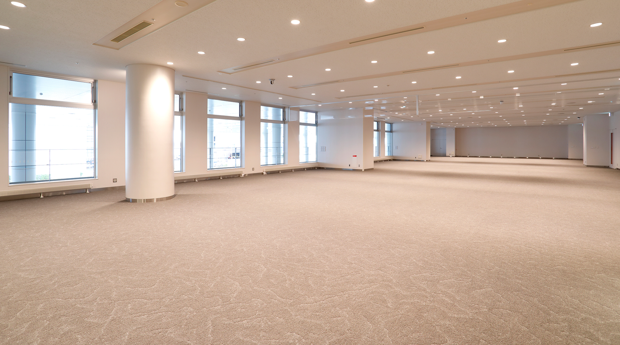 全面使用時にホワイエと連結し、室内全体を見た様子