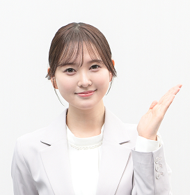 タレントの兒玉遥さんが片手を開き、案内するジェスチャーをしている様子