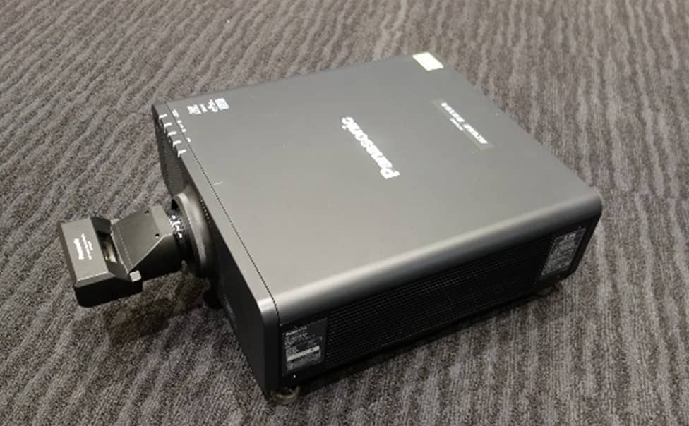 大型プロジェクター（6,200lm）