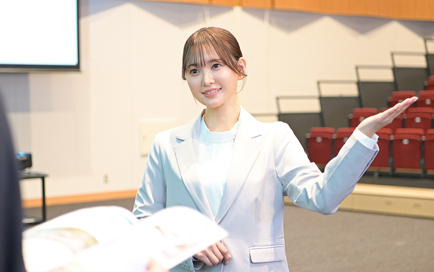 タレントの兒玉遥さんが会場で案内している様子