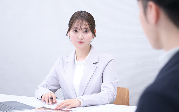 タレントの兒玉遥さんがデスクで打ち合わせをしている様子