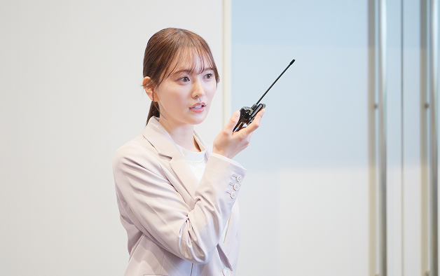 タレント兒玉遥さんが無線をもって対応している様子