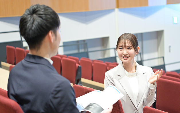 タレントの兒玉遥さんが座席で説明してる様子