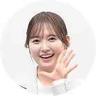 タレントの兒玉遥さんが顔の横で片手を広げている