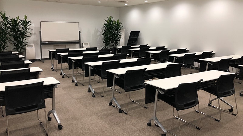 School-style seating arrangement in general rental room "Meeting Room 1A"