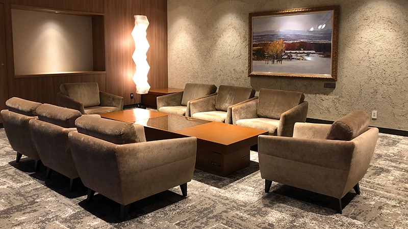 The room in general rental room "reception room" is furnished with a sofa and table.