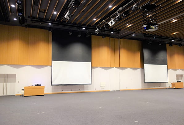 電動昇降式常設スクリーン